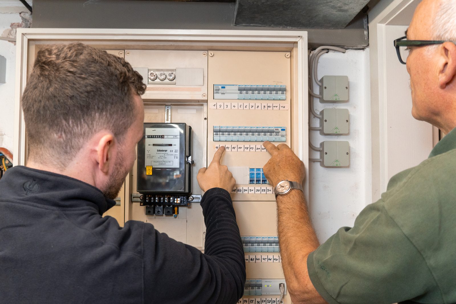 Corporate-Fotografie – Elektriker bei der Arbeit