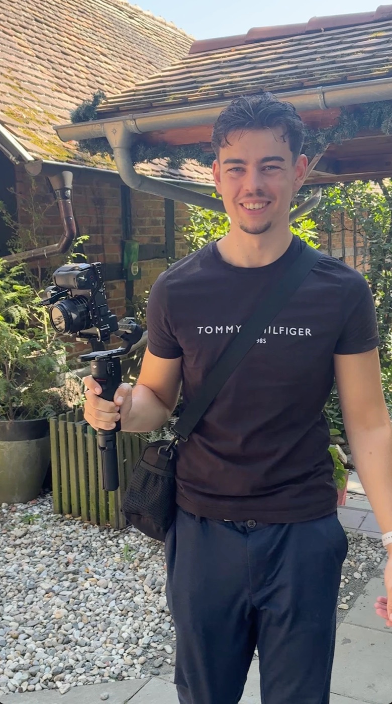 Gene Sprinkmann mit Kamera und Gimbal beim Dreh