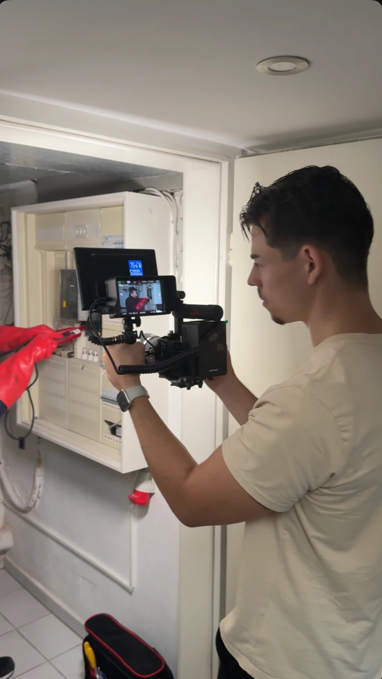 Gene Sprinkmann filmt mit Kamera-Rig und Monitor bei einem Kundendreh